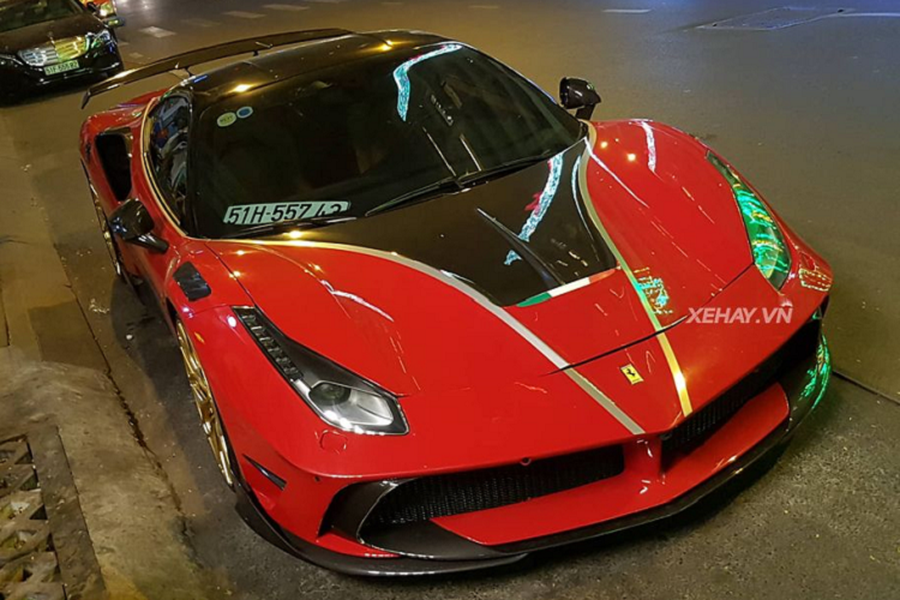  Siêu xe Ferrari 488 rất được ưa chuộng trên thế giới cũng như tại Việt Nam. Dù đã sở hữu một thiết kế “hút hồn” nhưng có lẽ, với vị chủ nhân cá tính thì như vậy là chưa đủ. Anh đã quyết định xuống tay “chi mạnh” để thiết kế riêng “bộ áo” mới cho chiếc xế cưng của mình.