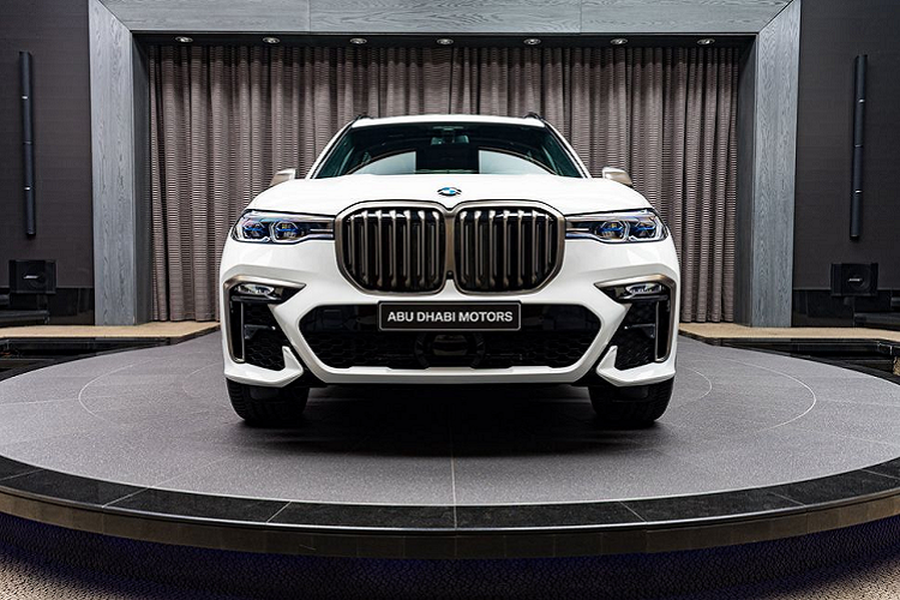 Đầu tiên, về mức  giá xe BMW X7 xDrive40i bản tiêu chuẩn sẽ bán ra từ 73.900 USD (khoảng 1,7 tỷ đồng) tại Mỹ trong khi với bản xDrive50i, khách hàng sẽ phải bỏ ra khoảng 92.600 USD (khoảng 2,1 tỷ đồng). Bên cạnh đó, biến thể M50i có giá 99.600 USD (khoảng 2,3 tỷ đồng) và đi kèm với một loạt các nâng cấp hiệu năng vượt trội.