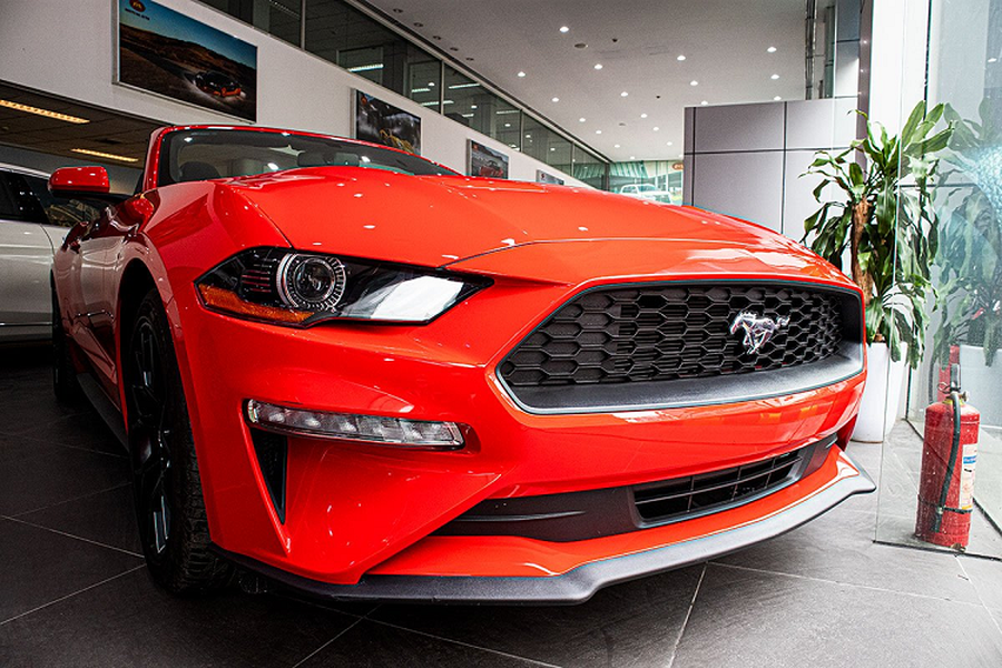  Ford Mustang Convertible 2020 mới là mẫu xe thể thao khá phổ biến ở Việt Nam thời gian gần đây, song những chiếc xe lăn bánh tại nước ta chủ yếu là phiên bản mui cứng Coupe. Do đó, những chiếc Ford Mustang Convertible (mui trần) trở nên độc đáo mỗi khi xuất hiện và số lượng cũng không nhiều do không phải hàng chính hãng.