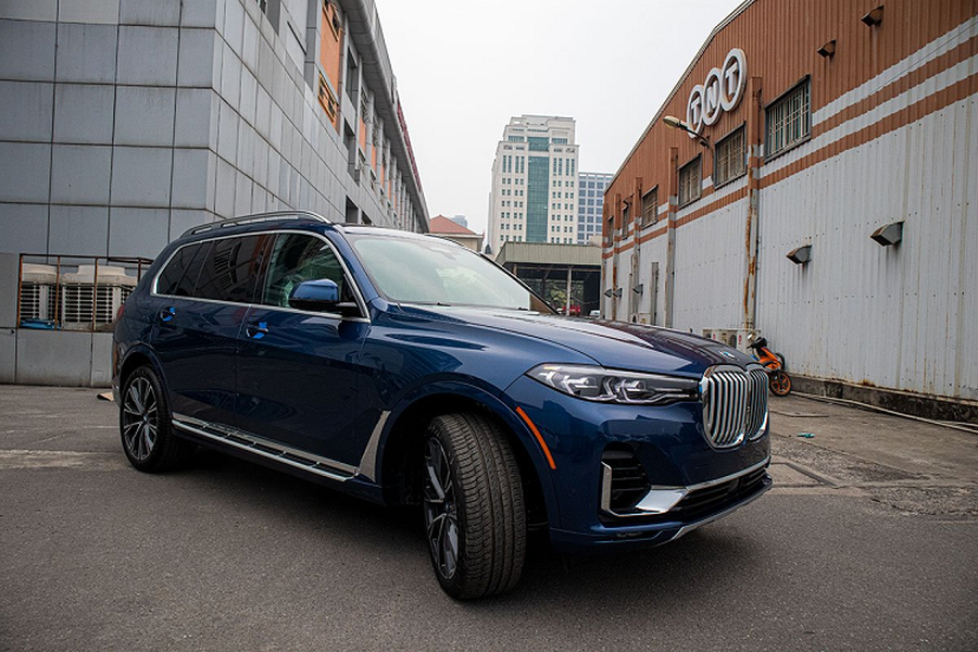 Ra mắt thị trường toàn cầu vào tháng 3/2019, mẫu  xe sang BMW X7 2020 hoàn thiện bộ sưu tập gia đình X-Family của thương hiệu Đức với tư cách "anh cả" trong dòng xe SUV so với các mẫu xe như X5, X3... Để cho ra đời chiếc xe ôtô mới BMW X7, thương hiệu xe sang đến từ Đức đã phải mất đến 12 năm để nghiên cứu, sản xuất và trình làng một mẫu xe SUV cỡ lớn nhưng vẫn mang lại trải nghiệm "rất BMW".