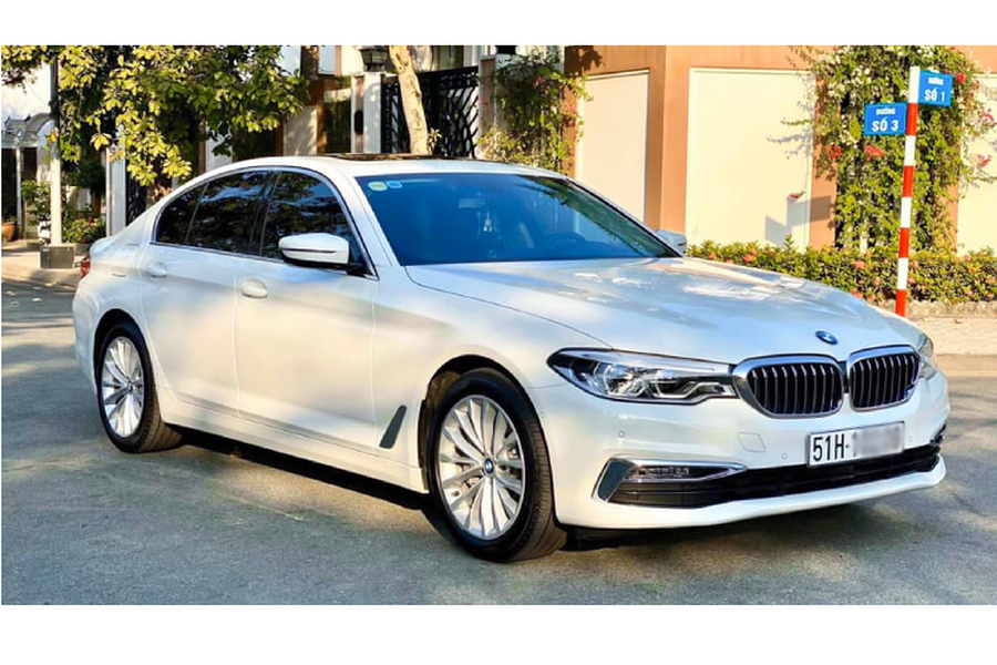 Ở thời điểm hiện tại, có thể khẳng định đây là chiếc  BMW 5 Series 2019 mới (G30) chạy “siêu lướt” tại Việt Nam mà người dùng có thể mua, đang chú ý là xe mới chỉ lăn bánh 1.400 km. Trước khi giảm giá bán về 2,869 tỷ đồng (giá ưu đãi) như hiện nay, BMW 530i từng được bán với mức giá lên tới 3,069 tỷ đồng.