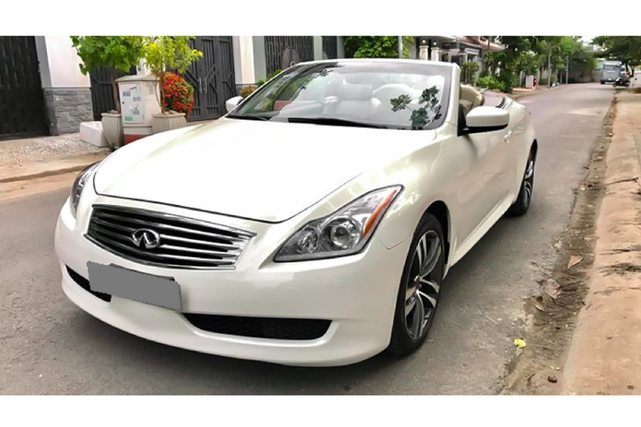 Chiếc  xe sang Infiniti G37 biến thể mui trần (Convertible) này đang được rao bán thuộc đời đầu sản xuất năm 2008. Hiện tại xe đã lăn bánh được khoảng 87.000km và đang tìm chủ nhân mới. Có thể nói, số lượng xe Infiniti G37 tại Việt Nam không nhiều, trong khi phiên bản mui trần này cũng khá hiếm.