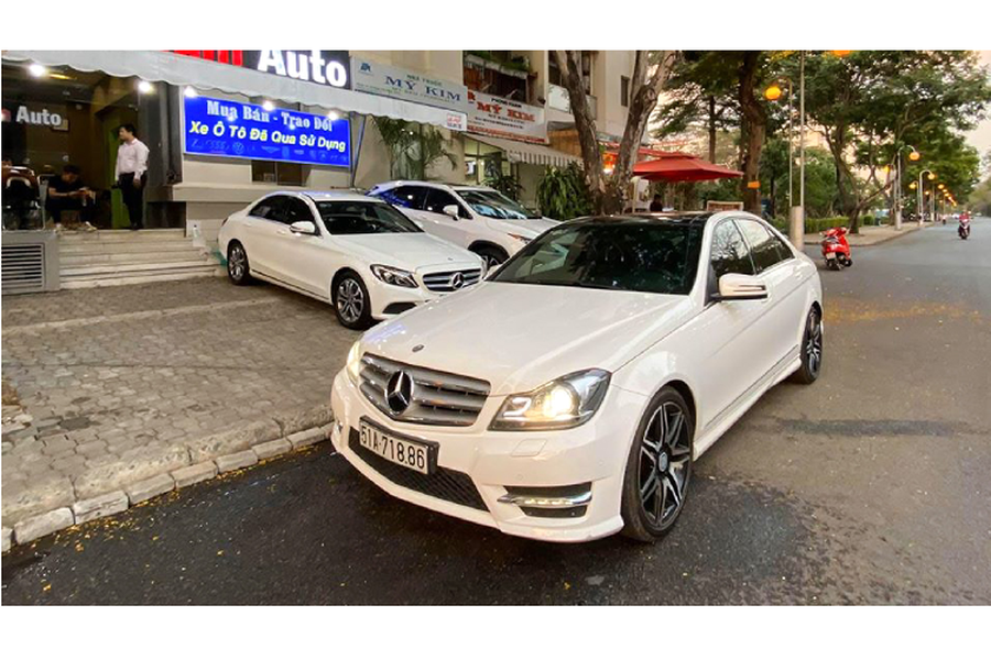 Chiếc  xe sang Mercedes-Benz C300 AMG Plus đời 2014 này thuộc phiên bản nâng cấp facelift cuối đời của dòng C-Class thế hệ cũ (W204) trước khi chuyển sang thế hệ mới như hiện nay (W205). Mặc dù đã “có tuổi”, nhưng phiên bản C 300 AMG 2014 vẫn được rất nhiều fan “Mẹc” yêu thích bởi phong cách thiết kế lịch lãm đầy nam tính với nhiều đường nét cứng cáp vốn có của C-Class thế hệ cũ.