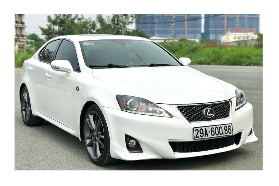 Tại thị trường Việt Nam,  Lexus IS thế hệ thứ 2 (XE20; 2005 – 2015) có số lượng ít hơn các đối thủ cùng đời như Mercedes-Benz C-Class (W204) hay BMW 3 Series (E90/F30). Để lý giải điều này, từ trước đến nay tại Việt Nam dòng xe Lexus IS luôn được nhập khẩu tư nhân khi Lexus Việt Nam không phân phối dòng IS.