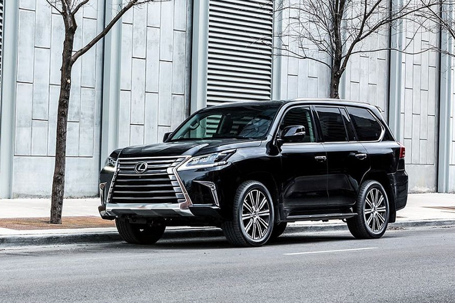 Về tổng thể thiết kế ngoại thất, Mẫu  xe sang Lexus LX570 2020 vẫn giữ được phong cách quen thuộc vốn có với sự to lớn, bề thế và khoẻ khoắn. Lexus LX570 2020 vẫn tiếp tục sở hữu thể hình cao lớn, uy nghi và bề thế với bộ khung gầm xe kích thước lớn 5080 x 1980 x 1865 mm.