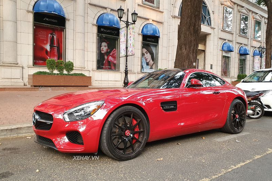 Mẫu siêu xe Mercedes-AMG GTS được giới thiệu lần đầu tiên tới công chúng toàn cầu hồi năm 2014 tại triển lãm ôtô Paris Motor Show. Đặc biệt, sau mẫu SLS AMG, AMG GTS là mẫu xe thể thao thứ hai được phát triển hoàn toàn bởi Mercedes-AMG mà không cần bất kì sự can thiệp, giúp đỡ từ bên ngoài như với McLaren trước đây.