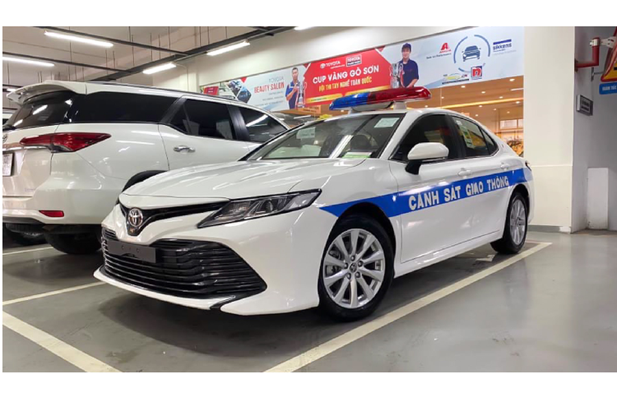 Toyota Camry là dòng xe sedan khá quen thuộc đã được sử dụng trong biên chế xe cảnh sát tuần tra tại Việt Nam từ lâu. Chính vì thế,  Toyota Camry thế hệ mới vừa gia nhập lực lượng xe cảnh sát tuần tra tại Việt Nam này là điều không quá bất ngờ. Trước đó, cộng đồng mạng đã từng xôn xao khi cặp đôi VinFast Lux SA2.0 và A2.0 gia nhập lực lượng cảnh sát tuần tra tại Việt Nam.