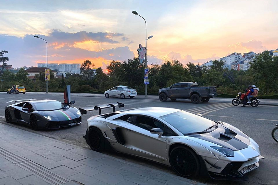 Được biết, hai chiếc  siêu xe Lamborghini Aventador LP700-4 độ khủng có mặt tại Đà Lạt vào chiều tối ngày 14/3/2020. Đến tối cùng ngày, đại gia siêu xe Cường Đô la xuất hiện tại thành phố ngàn hoa cùng với chiếc xe thể thao Porsche 911 Carrera S 2020.