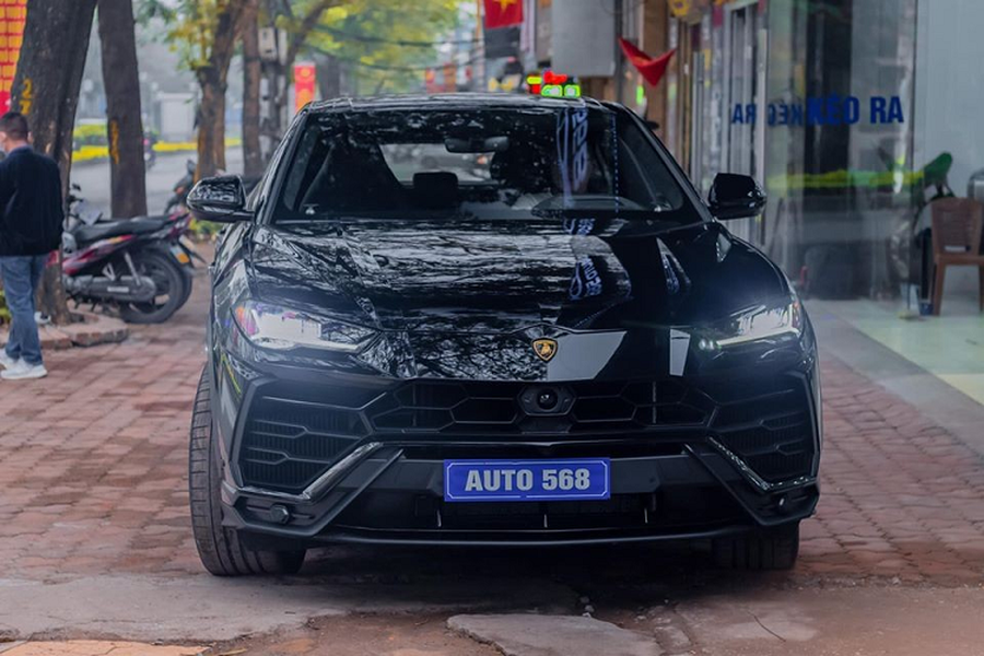 Số lượng dòng xe  siêu SUV Lamborghini Urus đang có mặt tại Việt Nam đã nâng lên con số 8 sau khi một chiếc Lamborghini Urus màu đen được khui công vào chiều ngày 11/3/2020. Chiếc Lamborghini Urus này thuộc sở hữu của Đỗ Bình Dương, hay còn gọi là Dương Kon, chồng của siêu mẫu Ngọc Thạch.