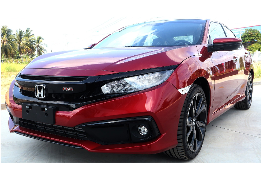 Hồi giữa tháng 3/2020, Hãng xe Nhật Bản tại Việt Nam đã công bố màu mới cho dòng  Honda Civic RS 2020 và gọi đây là phiên bản mới. Bản RS này mang màu sơn đỏ cá tính thay cho màu đỏ đam mê trước đó. Theo đó, sắc đỏ cá tính mới mang tông đỏ lạnh, trầm hơn, trong khi màu đỏ đam mê cũ lại có tông nóng và sáng. Màu sơn mới này cũng góp phần khiến chiếc Civic RS nổi bật nhưng lại trưởng thành hơn.