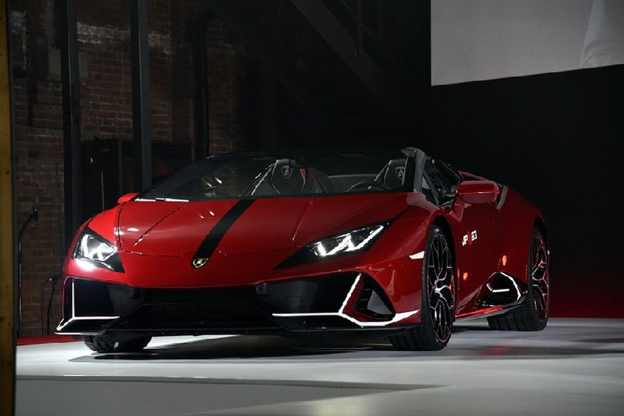 Giống với bộ môn nghệ thuật này, cả ba chiếc siêu xe  Lamborghini Huracan đặc biệt đều được phối màu một cách mạnh mẽ và gay gắt hơn, thể hiện những đường nét giống với cách trang điểm mà các nghệ sĩ thường sử dụng khi lên sân khấu.