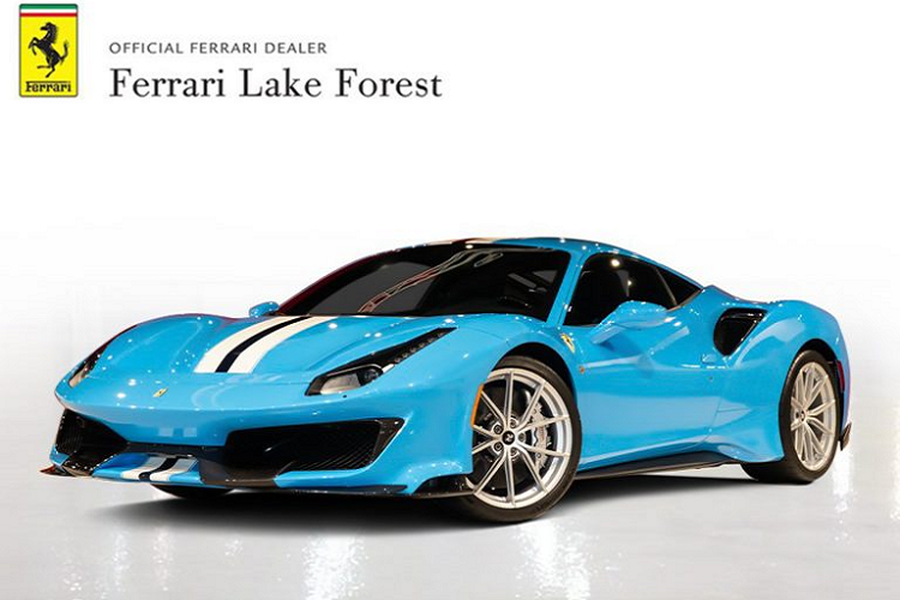  Siêu xe Ferrari 488 Pista là biến thể nâng cấp đầy mạnh mẽ của chiếc Ferrari 488 GTB, xe sở hữu những nét thiết kế pha trộn giữa chiếc 488 GTE và 488 Challenge.