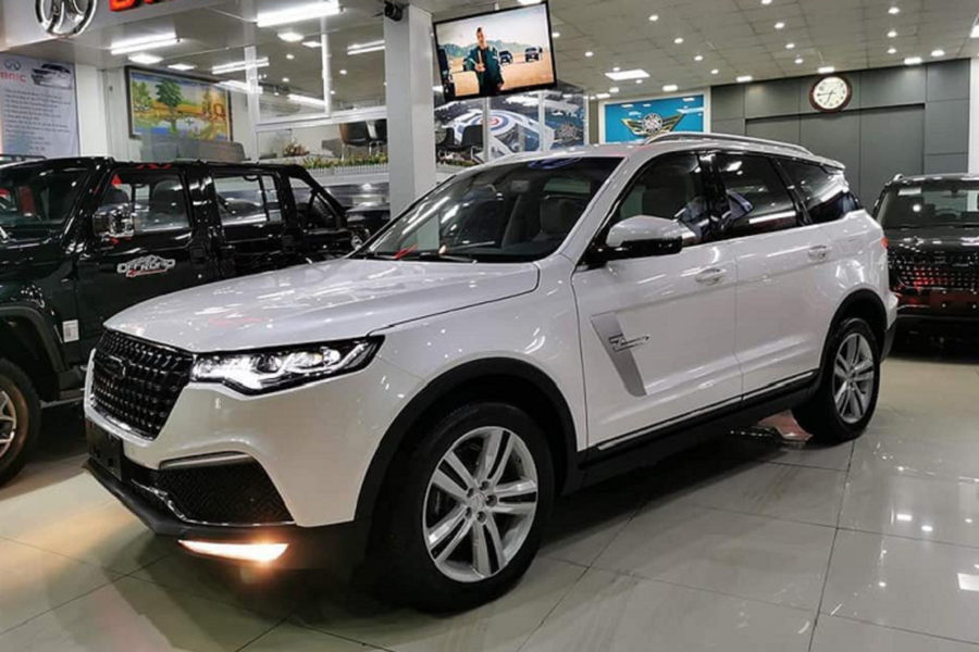 Mẫu  xe SUV Zotye Z8L mới bắt đầu phân phối tại Việt Nam từ năm 2018 với gía 758 triệu đồng, hiện tại giá xe giảm xuống còn 728 triệu đồng, đồng thời có thêm một số quà tặng đi kèm. Mức giá cực kỳ dễ chịu cùng với trang thiết bị đánh bại nhiều đối thủ.