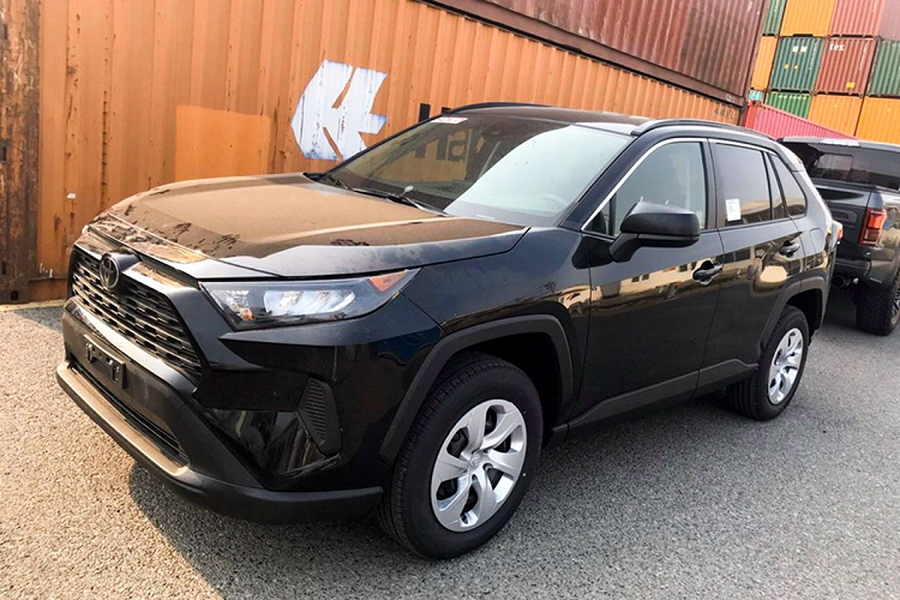 Toyota RAV4 là mẫu Crossover bán chạy bậc nhất tại thị trường ô tô Mỹ dù gặp phải sự cạnh tranh lớn từ Honda CR-V, Mazda CX-5, Nissan X-Trail.  Toyota RAV4 2020 mới cũng như những phiên bản trước đó, hiện không được phân phối chính hãng tại Việt Nam nên các khách hàng muốn sở hữu mẫu xe này đều tìm đến các đại lý tư nhân với mức giá khá đắt.