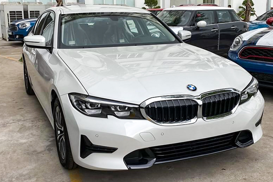 Hình ảnh chiếc  BMW 320i Sport Line Plus vừa được chụp tại một đại lý chính hãng, khi xe mới vừa về. Ngoại thất phiên bản 320i Sport Line Plus không quá khác biệt so với 330i Sport Line khi nó chia sẻ chung thiết kế bao gồm hốc gió ở phía trước cản trước và khe hút gió hai bên cản trước tạo hình chữ ‘’T’’.