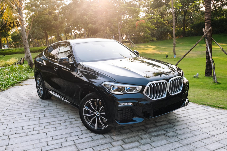 Mức  giá xe BMW X6 2020 phiên bản xDrive40i M Sport là 4.829.000.000 đồng. Tương tự thế hệ cũ, BMW X6 hoàn toàn mới tại Việt Nam được nhà phân phối chính hãng Thaco nhập khẩu nguyên chiếc từ Mỹ.