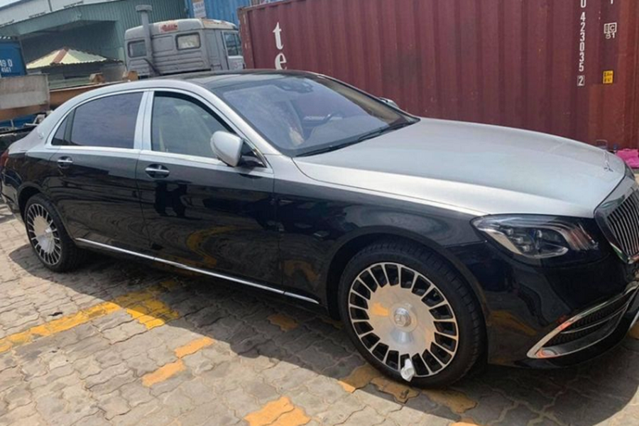 Mới đây, một đại lý tư nhân chuyên nhập khẩu xe sang đã đưa về nước chiếc  Mercedes-Maybach S 560 2020 mới với màu sơn "Duo tone" nguyên bản đầu tiên tại Việt Nam. Tất nhiên, để có được màu sơn vô cùng đặc biệt này ngay từ nhà máy của Mercedes-Benz, chủ nhân phải chi ra số tiền cho tuỳ chọn lên tới 22.000 USD (khoảng 516 triệu đồng), tương đương với một chiếc xe sedan phân khúc thuộc B.