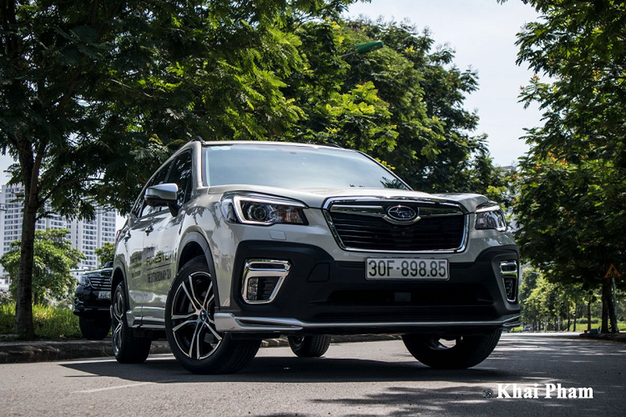 Tháng 7/2019,  Subaru Forester thế hệ thứ 5 chính thức ra mắt thị trường Việt Nam với nhiều công nghệ đột phá hơn trước nhằm cạnh tranh trong phân khúc Crossover (CUV) cùng Honda CR-V, Mazda CX-5, Hyundai Tucson... Mặc dù thuộc thế hệ mới, nhưng Subaru Forester không có quá nhiều thay đổi ở ngoại hình cũng như thiết kế nội thất, vẫn là dáng vẻ trung tính đặc trưng của thương hiệu xe hơi Nhật Bản.