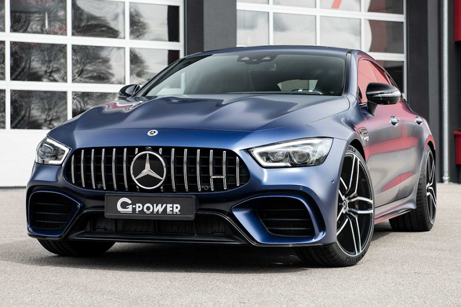  Mercedes-AMG GT 63 mới là mẫu coupe 4 cửa hiệu suất cao. Xe được trang bị động cơ M177 V8 4.0L, công suất 577 mã lực và mô-men xoắn 800 Nm. Xe được trang bị hộp số ly hợp ướt 9 cấp AMG Speedshift MCT và hệ dẫn động bốn bánh toàn thời gian 4Matic+ của AMG. Nhờ sức mạnh này, Mercedes-AMG GT 63 có thể tăng tốc 0-100 km/h trong 3,3 giây trước khi đạt mốc giới hạn điện tử 310 km/h.