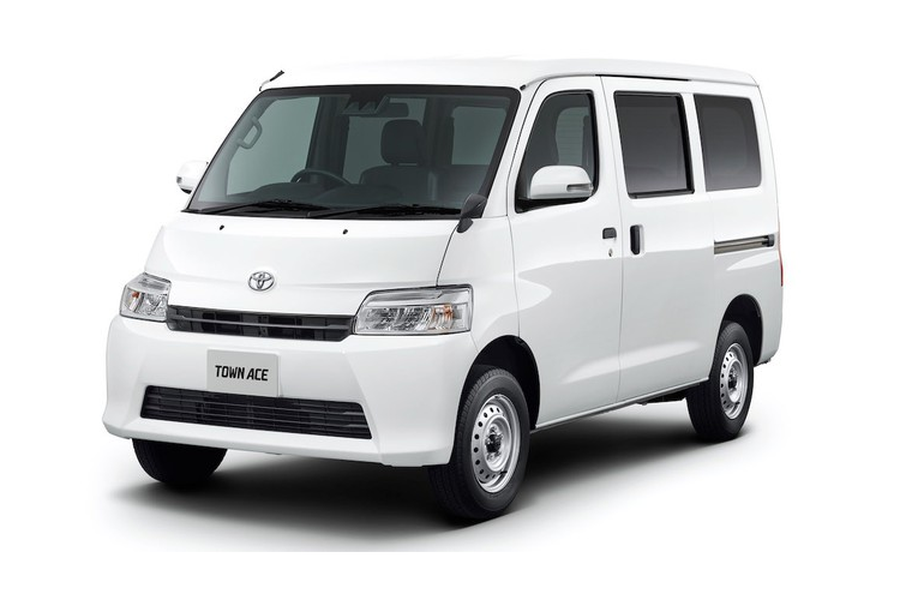  Toyota Town Ace 2020 mới cũng sẽ có 2 phiên bản Van và Tải như đối thủ Suzuki Carry. Toyota Town Ace đã được ra mắt từ năm 2008 và là phiên bản đổi logo của chiếc Daihatsu Gran Max. Sau 12 năm, Toyota vừa tiến hành nâng cấp cho Town Ace với một số thay đổi nhẹ.