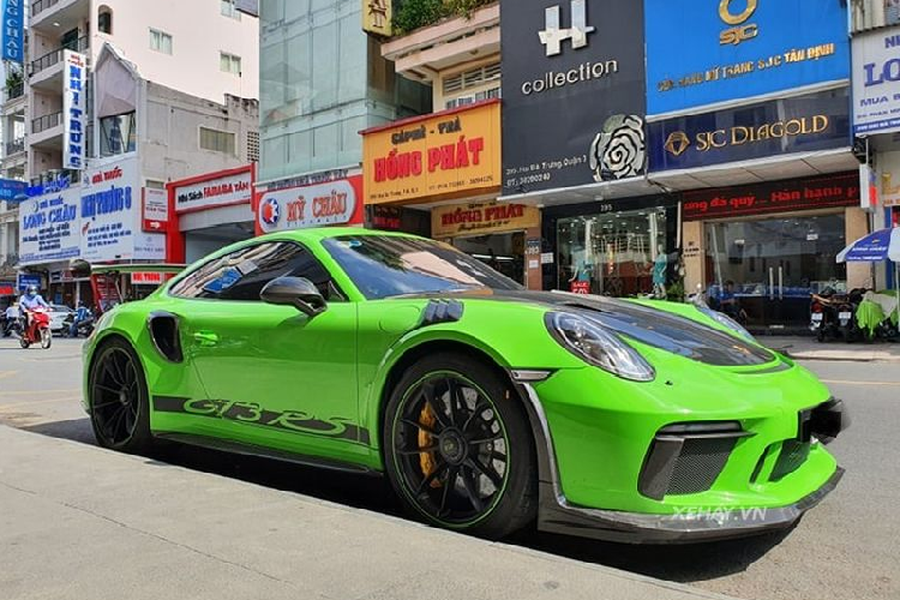 Được biết, đây là chiếc  siêu xe Porsche 911 GT3 RS duy nhất tại Việt Nam sở hữu màu sơn xanh lá Lizard Green, tùy chọn chính hãng này có giá 246,4 triệu đồng. Mỗi lần xuất hiện trên đường chiếc xe thể thao Đức đều trở thành tâm điểm gây chú ý.