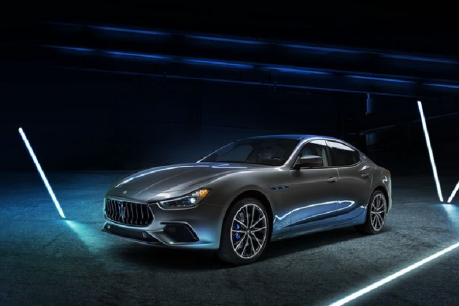 Nhờ đó,  Maserati Ghibli Hybrid 2021 mới có thể tăng tốc từ 0 - 100 km/h trong 5,7 giây, trước khi đạt tốc độ tối đa 255 km/h. Xe nặng hơn 80kg so với những chiếc Ghibli chạy bằng dầu diesel.