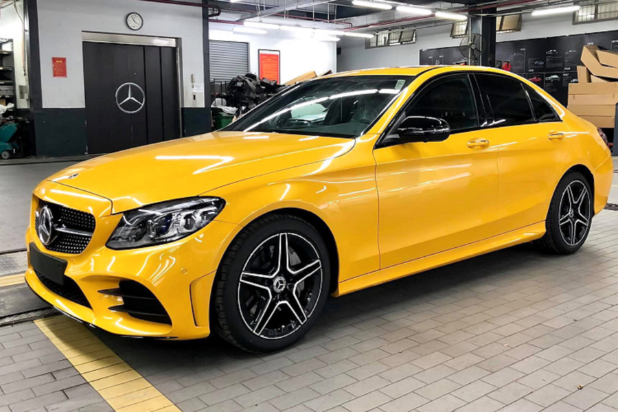 Chiếc  Mercedes-Benz C300 AMG mới được sơn lại màu vàng (Yellow Solarbeam Tricoat 278), màu sơn này giống với màu sơn của mẫu xe thể thao Mercedes-AMG GTS. Theo Anh Vĩnh Nam chia sẻ: “Màu này nhìn bên ngoài đẹp hơn xem trên ảnh do có ánh kim metalic chìm dưới lớp sơn trông rất đẹp, màu sơn này thuộc nhóm màu đắt nhất của các dòng xe thể thao AMG”. Được biết chi phí sơn lại màu sơn mới trong hãng tương tự như màu sơn này rơi vào khoảng từ 40 – 50 triệu đồng.