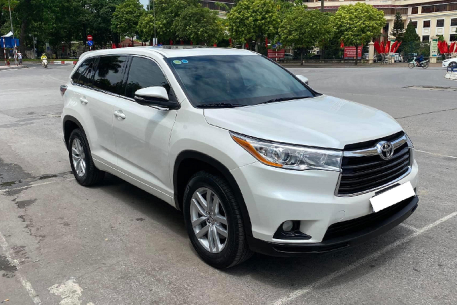 Hiện tại, những chiếc  Toyota Highlander 2020 mới được được về nước theo diện nhập tư tại Việt Nam có giá trên dưới 4 tỷ đồng, một mức giá không hề rẻ vượt xa tầm với của nhiều người. Chính vì thế, lựa chọn xe đã qua sử dụng đời 2014 - 2015 có giá dưới 1,5 tỷ đồng là một gợi ý dễ dàng sở hữu hơn.