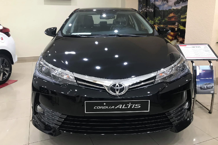 Một đại lý xe Toyota Việt Nam ở TP HCM mới đây đã đăng tin rao bán Corolla Altis 2.0V CVT Sport phiên bản cũ với giá khoảng 760 triệu đồng. Với mức bán ra này,  Toyota Corolla Altis giảm giá gần 170 triệu đồng so trên mức giá niêm yết 932 triệu đồng trước đó.