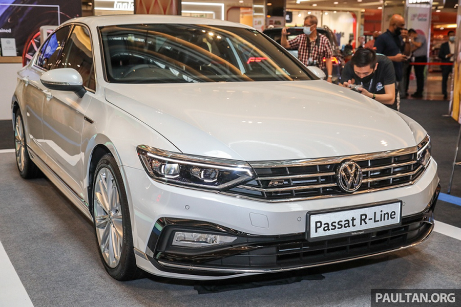 Sau khi cho ra mắt Tiguan Allspace và Arteon, hãng xe Đức tiếp tục trình làng mẫu sedan  Volkswagen Passat R-Line 2020 mới. Biến thể mới của mẫu sedan hạng D mang dáng vẻ thể thao hơn trước, tuy nhiên động cơ và các trang bị bên trong vẫn không thay đổi.