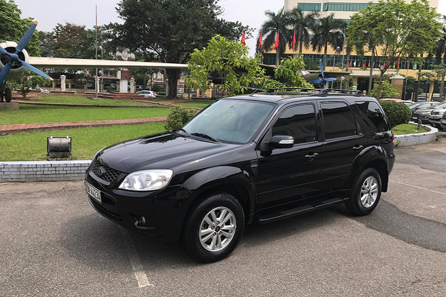  Ford Escape đời cũ có mặt trên thị trường Việt Nam từ năm 2002, tuy nhiên hiện tại người mua chỉ nên chọn các đời xe từ 2010 – 2013 vì tuổi đời xe còn “trẻ”, không phát sinh thêm quá nhiều hư hỏng hay cần thay thế phụ tùng. Dạo quanh thị trường, các trang mua bán xe cũ, Ford Escape 2.3 lít đời 2010 – 2013 có giá bán từ 300 – 400 triệu đồng tùy vào đời xe và độ mới của nó. Có thể nói, đây là dòng xe SUV có giá bán lại rẻ nhất trên thị trường hiện nay, phù hợp với người đơn giản chỉ cần chiếc xe gầm cao để di chuyển.