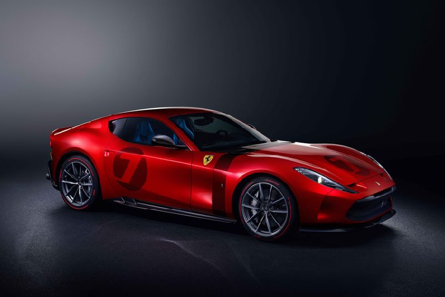 Một chiếc  siêu xe Ferrari Omologata độc bản đã được nhìn thấy trong quá trình chạy thử trên đường đua Fiorano cho một trong một thử nghiệm ngắn ngủi nhưng hiệu quả. Tuy những chiếc xe mang động cơ V12 vang vọng xung quanh đường đua này có thể đã quá quen thuộc, nhưng với vẻ bề ngoài lôi cuốn độc đáo của chiếc xe đã thu hút được sự quan tâm đặc biệt của những người yêu thích thương hiệu Ngựa chồm. 