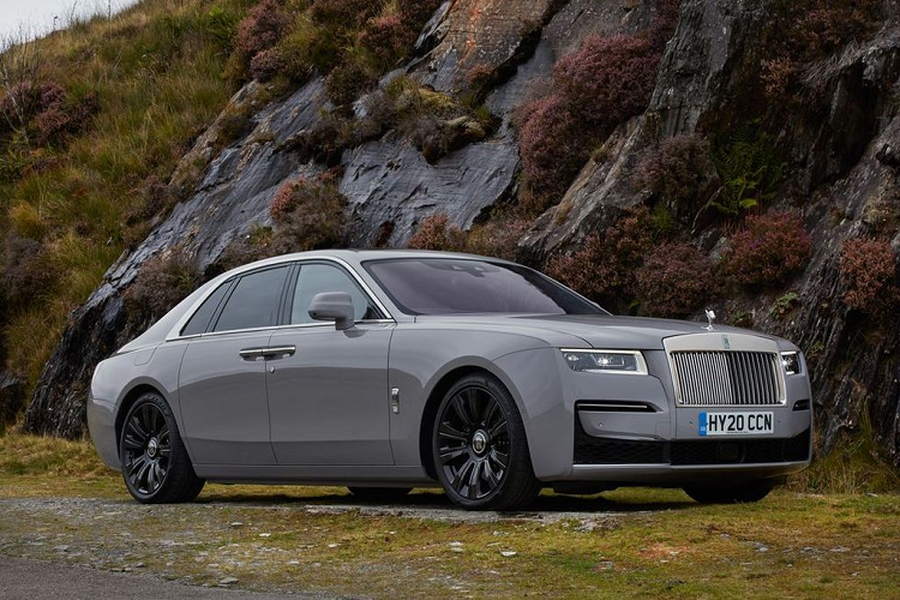 Không những không ồn ào mà  Rolls-Royce Ghost 2021 mới còn trở nên tuyệt đối yên tĩnh, dễ dàng che giấu đi quá trình đốt cháy mạnh mẽ đang diễn ra trong khoang động cơ. Bên cạnh đó, nhờ mang trên mình gần 100 kg vật liệu cách âm mà khoang cabin của Ghost còn đảm bảo được một không gian yên tĩnh và thư giãn nhất cho hành khách.