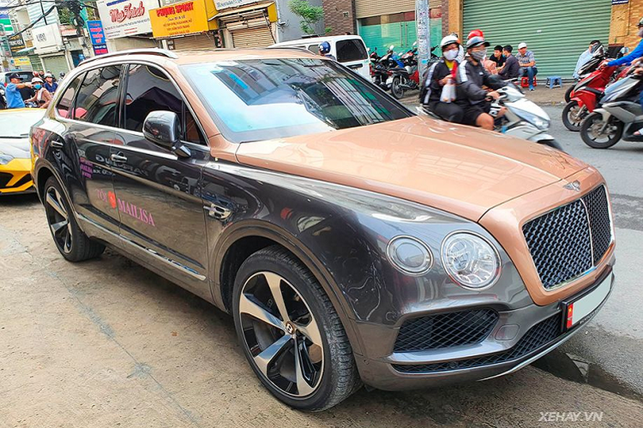  Bentley Bentayga V8 mới trong bài viết được đưa về Việt Nam hồi cuối tháng 5/2019 và thuộc sở hữu của đại gia ngành thẩm mỹ Hoàng Kim Khánh, một cái tên mà chắc hẳn với những ai chơi xe và yêu xe tại Việt Nam đều biết tới. Đây là một phiên bản đặc biệt của hãng siêu xe nước Anh nhân kỷ niệm 100 năm thành lập (1919 - 2019).