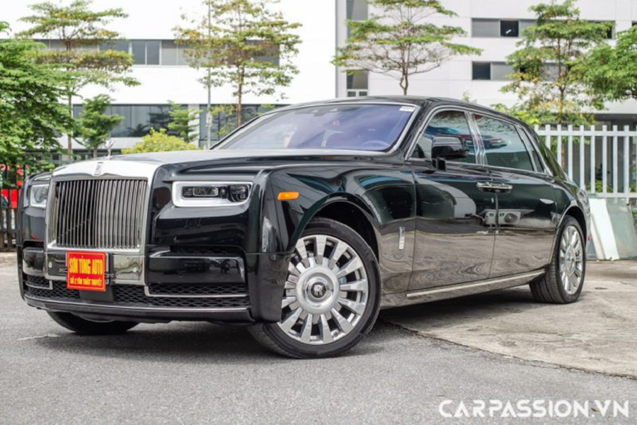 Xe siêu sang  Rolls-Royce Phantom VIII mới được ra mắt vào năm 2017 nhằm viết tiếp những thành công mà dòng xe này đã đạt được trong hàng chục năm vừa qua. Đồng thời, sự ra đời của Phantom VIII cũng có ý nghĩa rất lớn khi đây chính là một trong những mẫu xe đầu tiên không còn sử dụng khung gầm của BMW, thay vào đó chính là khung gầm nhôm được thương hiệu phát triển với tên gọi Architecture of Luxury, giúp xe nhẹ hơn 130 kg và cứng hơn 30% so với thế hệ cũ.