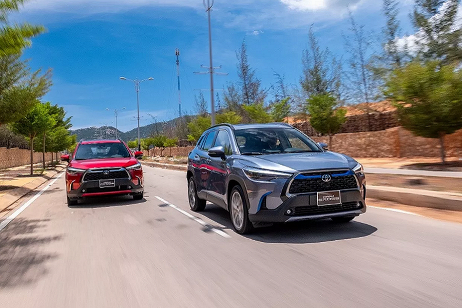 Toyota tỏ rõ tham vọng khai phá phân khúc SUV cỡ nhỏ tại Việt Nam bằng “con át chủ bài”  Corolla Cross 2020 mới. Mẫu xe này không chỉ ghi dấu ấn trên thị trường bằng phiên bản 1.8HV sử dụng động cơ hybrid, mà còn nổi bật với phiên bản 1.8G với giá bán hợp lý, nhiều”option” tiện ích và hiện đại.