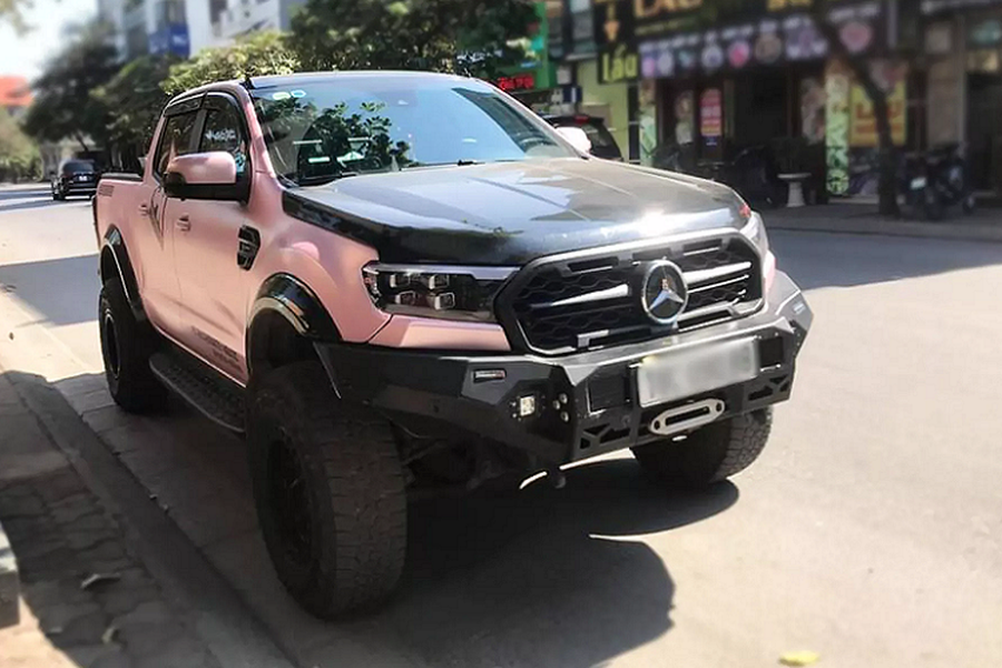 Mercedes-Benz X-Class là mẫu bán tải hạng sang hiếm hoi trên thị trường, tuy nhiên đáng tiếc là thị trường Việt Nam không phân phối dòng xe X-Class. Chính vì thế, một người yêu bán tải X-Class đã quyết tâm  độ Ford Ranger thành Mercedes-Benz X-Class để thoả sở thích cá nhân.