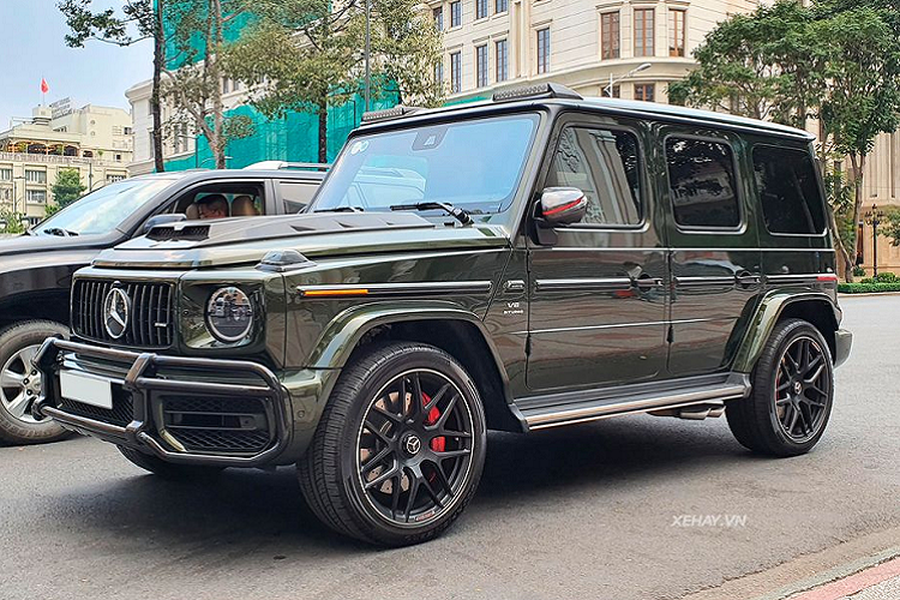 Đối với chiếc  Mercedes-AMG G63 đời mới trong bài viết. Về nguồn gốc, chiếc xe này được một doanh nghiệp nhập khẩu tư nhân đưa về nước thông qua dạng nhập khẩu trực tiếp từ thị trường Mỹ. Điểm nhận biết chính là ở bộ cản dưới bằng kim loại sơn đen bóng, đây là một trang bị bắt buộc đối với các xe G-Class khi bán ra ở nước này. Bên cạnh đó, để gia tăng thêm tính nổi bật và sự cá nhân hoá cho chiếc xe, chủ nhân cũng trang bị hàng loạt các option đắt tiền khác.