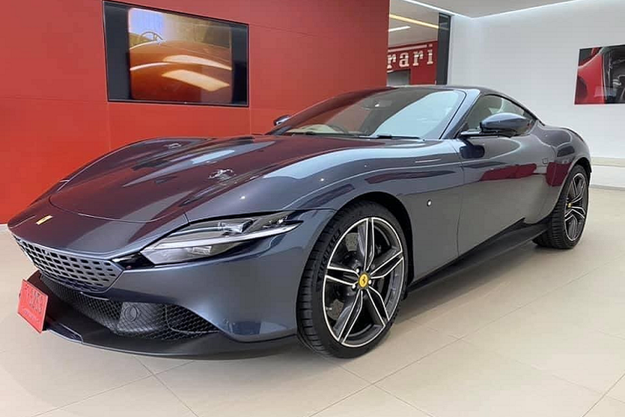 Sau khoảng 5 tháng được giới thiệu chiếc siêu xe 4 chỗ ngồi  Ferrari Roma 2021 mới, đại lý Ferrari Cavallino Motors đã mang về đất nước Thái Lan chiếc xe Ferrari Roma đầu tiên sử dụng tay lái nghịch, tức dành để cho các đại gia ở nước này sở hữu cũng như chạy "hợp pháp" trên đường phố Thái Lan. Hiện chưa rõ chiếc siêu xe 4 chỗ ngồi Ferrari Roma này thuộc xe demo của Ferrari Cavallino Motors để cho khách hàng chạy thử hay là xe đã có chủ nhân. Nhiều khả năng chiếc Ferrari Roma này đã có đại gia rước và đã được cho đăng ký biển số.