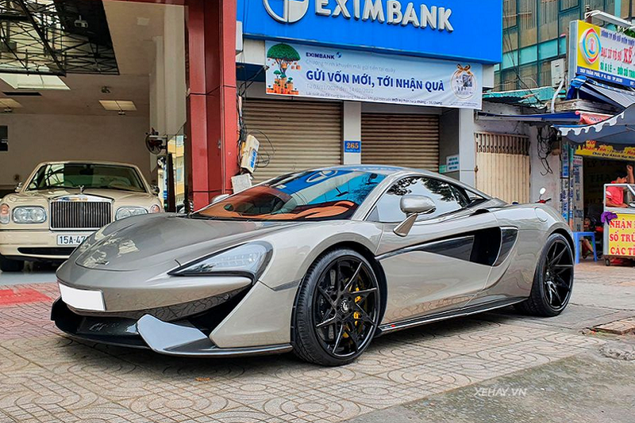 Theo tìm hiểu,  siêu xe McLaren 570S trong bài viết từng có thời gian thuộc sở hữu của doanh nhân Nguyễn Quốc Cường (Cường Đô la), một tay chơi xe khét tiếng tại Việt Nam. Và siêu phẩm 570S này trước đây cũng từng là chiếc McLaren được độ mạnh tay nhất tại Việt Nam với gói body-kit độ 570-VX Program của Vóteiner.