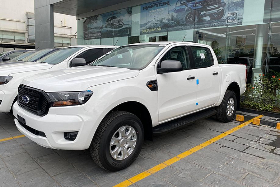 Khảo sát tại các đại lý của Ford Việt Nam, mẫu xe bán tải đình đám  Ford Ranger 2021 mới đã được đưa về nước với số lượng lớn. Tuy nhiên, chủ yếu xe về đợt này lại thuộc phiên bản thấp XLS MT, riêng phiên bản Wildtrak cao cấp có lượng xe chưa nhiều. Bên cạnh đó, mức giá xe Ford Ranger 2021 đang được phía các đại lý chào bán dao động trong khoảng từ 616 - 925 triệu đồng.