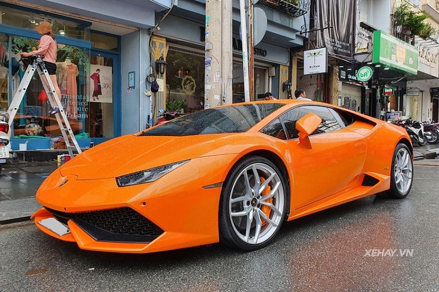 Sở hữu thiết kế táo bạo và cá tính,  siêu xe Lamborghini Huracan luôn trở thành tâm điểm gây chú ý mỗi khi xuất hiện trên đường. Chiếc trong bài là một trong ba chiếc Huracan màu cam hiếm hoi tại Việt Nam.