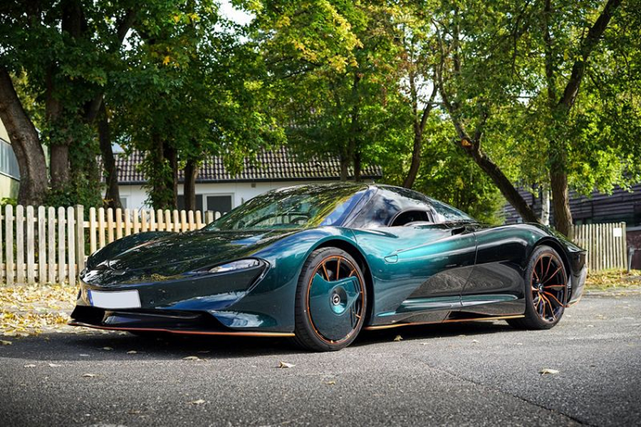 Chiếc  siêu xe McLaren Speedtail trong bài đang được rao bán ở Hamburg, Đức với giá lên tới 4,8 triệu USD (khoảng 110,9 tỷ đồng). Điều nổi bật nhất trên Speedtail này chính là màu sơn xanh lá cây ánh kim độc đáo.