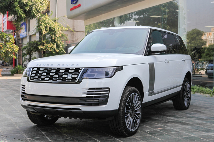  SUV hạng sang Range Rover là một trong những mẫu xe làm nên tên tuổi của Land Rover - thương hiệu hạng sang Anh quốc. Tại Việt Nam, Range Rover có giá dao động từ trên dưới 8 tỷ đến hơn 23 tỷ đồng, tùy biến thể, phiên bản và được đại lý tư nhân nhập khẩu hay phân phối chính hãng.