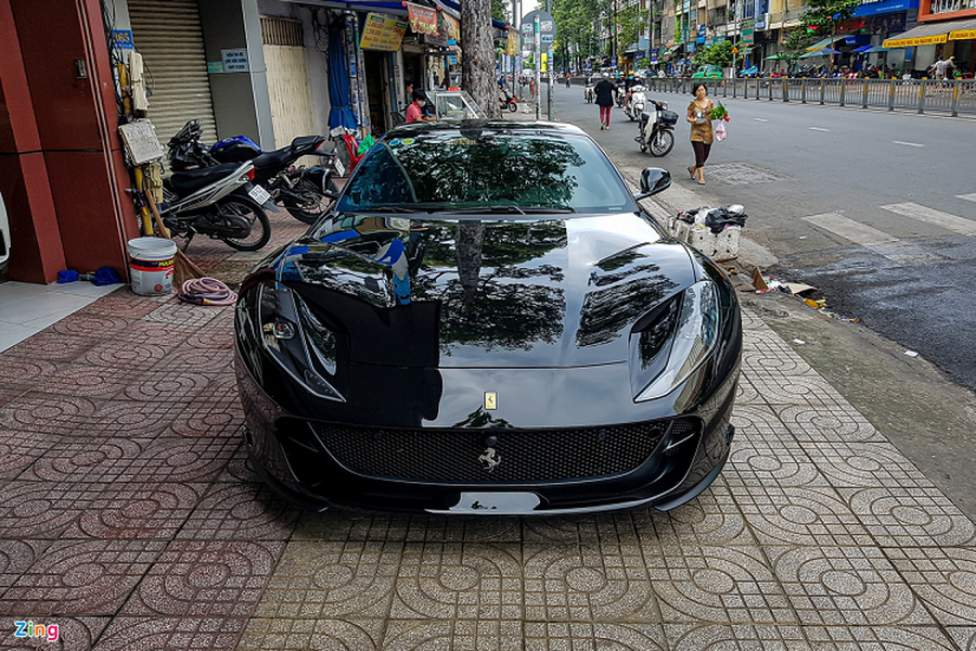 Được ra mắt tại triển lãm Geneva Motor Show 2017,  Ferrari 812 Superfast mới là mẫu xe thay thế cho F12berlinetta. Mẫu xe này nhanh chóng lấy được cảm tình của những người đam mê siêu xe trên thế giới. Cuối năm 2019, chiếc 812 Superfast đầu tiên được đưa về Việt Nam với màu sơn đỏ Rosso Settanta. 