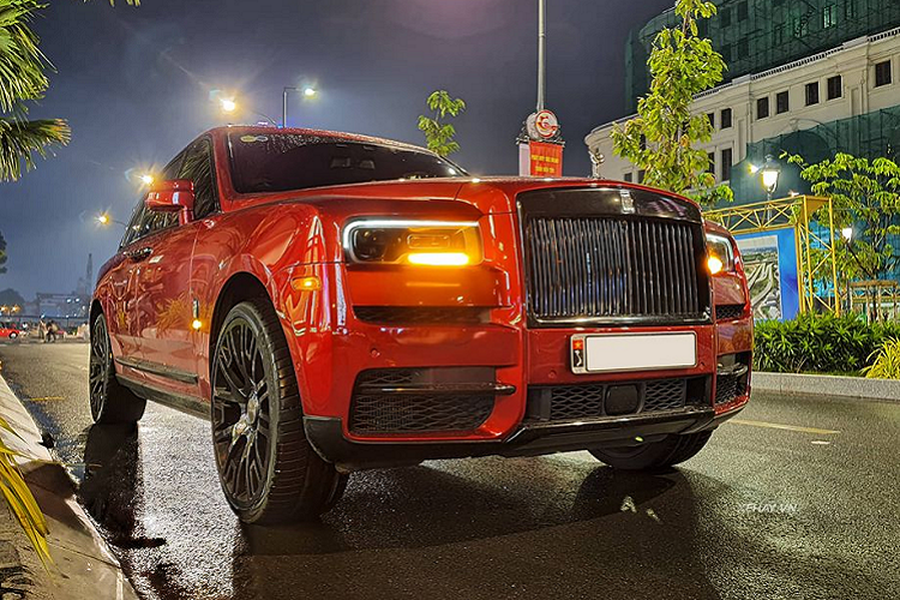 Thực tế, cực phẩm  SUV siêu sang Rolls-Royce Cullinan trong bài viết vốn đã là một chiếc xe vô cùng nổi bật nhờ "bộ cánh" màu đỏ Mugello tuyệt đẹp cùng bộ mâm nguyên bản là loại 7 chấu sơn đen truyền thống.