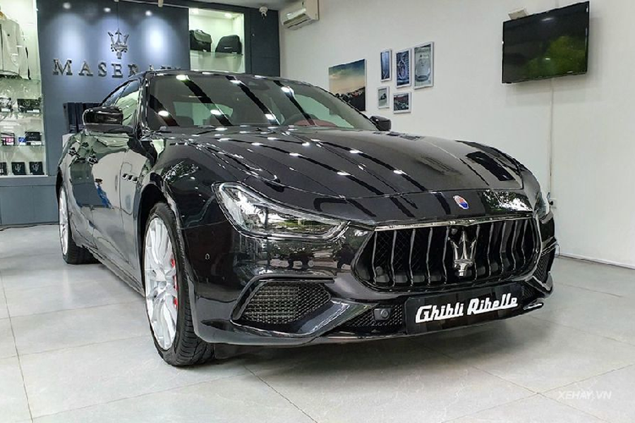 Phiên bản đặc biệt  Maserati Ghibli Ribelle mới được gắn logo “One of 30” chỉ có 30 chiếc được sản xuất dành riêng cho thị trường Châu Á. Xe có nước sơn ngoại thất màu đen ánh kim với tên gọi “Nero Ribelle” cùng gói trang bị Nerissimo và bộ mâm hợp kim GTS 20 inch ánh bạc.