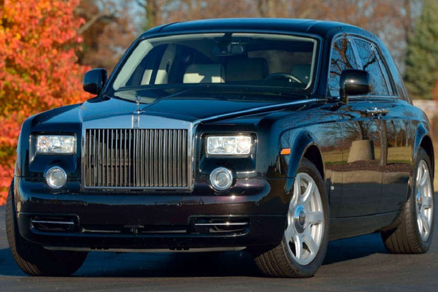 Một chiếc  Rolls-Royce Phantom đời 2010 từng thuộc sở hữu của Tổng thống Donald Trump đã được niêm yết trên sàn đấu giá Mecum Auctions. Đây được xem là một trong những mẫu xe có giá trị cao trong bộ sưu tập xe của Tổng thống Donald Trump. 