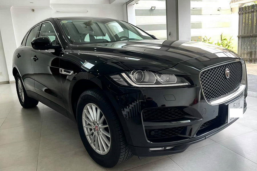 Mẫu  xe SUV Jaguar F-Pace lcủa thương hiệu xe sang Anh Quốc có kích thước khá lớn, to hơn đáng kể so với Mercedes-Benz GLC, Audi Q5 hay BMW X3. Giá xe Jaguar F-Pace mới tại Việt Nam hiện đang được chào bán vào khoảng 3,5 tỉ đồng, tuy nhiên sau 2 năm sử dụng, hiện người mua có thể mua lại chiếc xe này với giá khoảng 2,5 tỉ đồng.