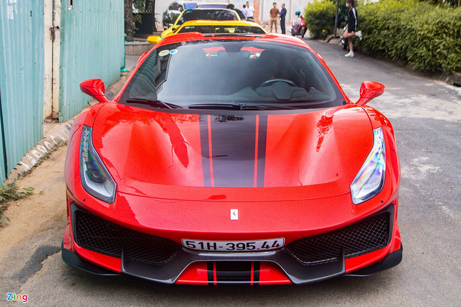  Ferrari 488 Pista / 488 Pista Spider   Ferrari 488 Pista / 488 Pista Spider là phiên bản hiệu suất cao và hướng tới việc vận hành mạnh mẽ trong trường đua của Ferrari 488 GTB / 488 Spider. Với thiết kế khác biệt về cả ngoại thất, nội thất và khả năng vận hành, 488 Pista xứng đáng có mặt trong những bộ sưu tập siêu xe, nhất là khi xe sẽ bị khai tử trong năm 2021. Hiện tại, Ferrari đang có kế hoạch thiết kế phiên bản hiệu suất cao của dòng xe F8 Tributo, vốn đang thay thế 488 GTB kể từ năm 2019.